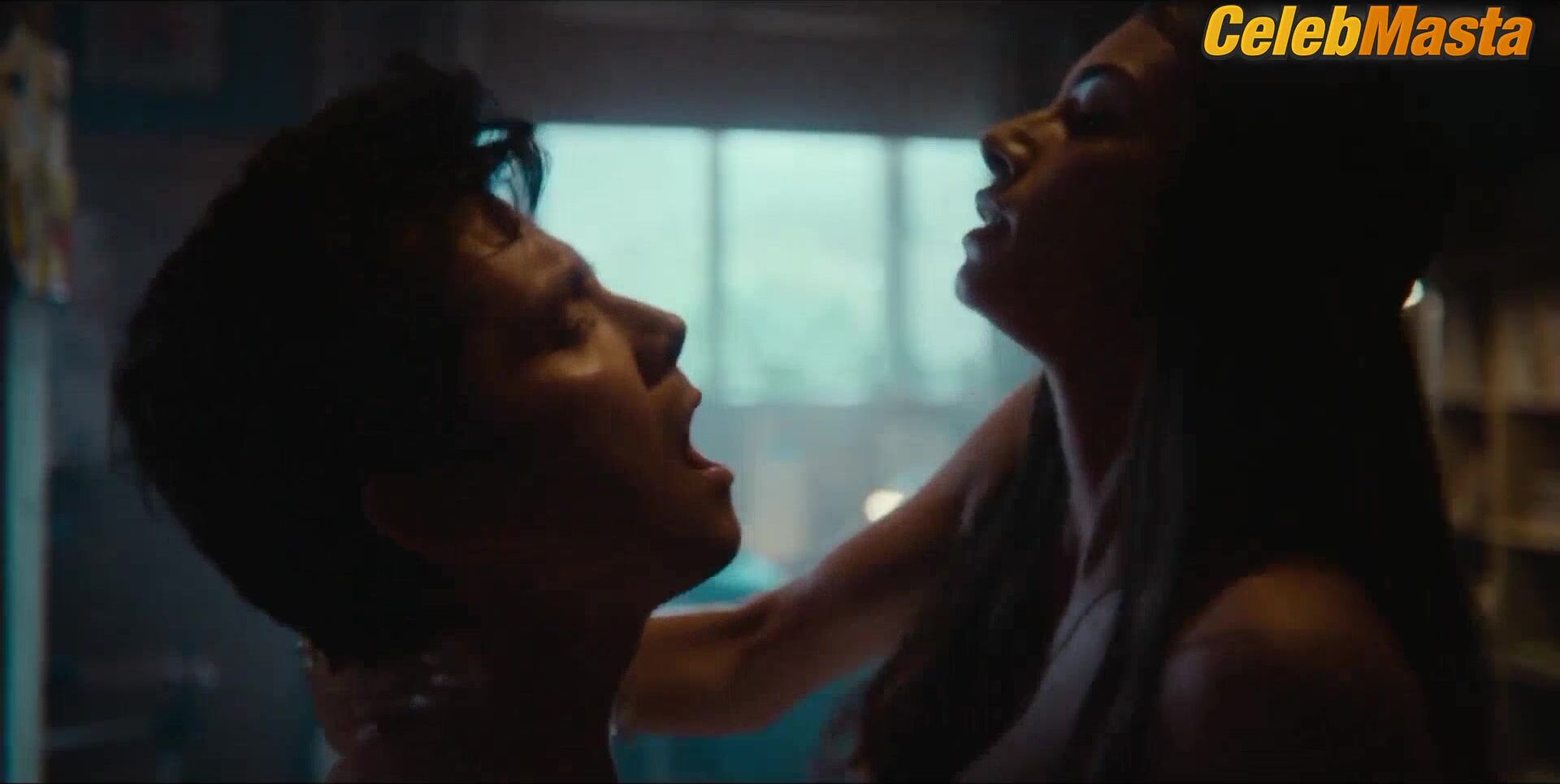 Mimi Keene Hot Scene In Sex Education - Photo 4 of 5 photo 2