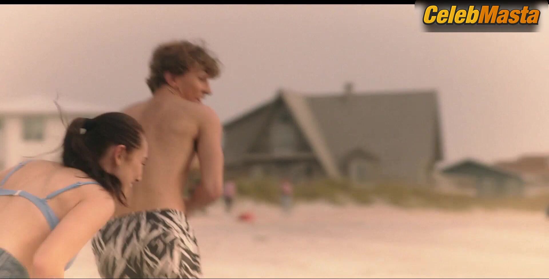 Lola Tung And Rain Spencer Swimsuit Scene In The - Photo 1 of 5 photo 4