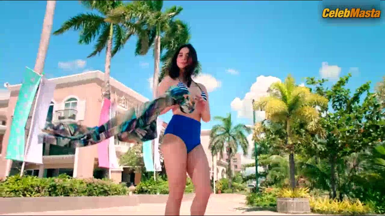 Coleen Garcia ’s Tits, Swimsuit Scene In Extra - Photo 2 of 5