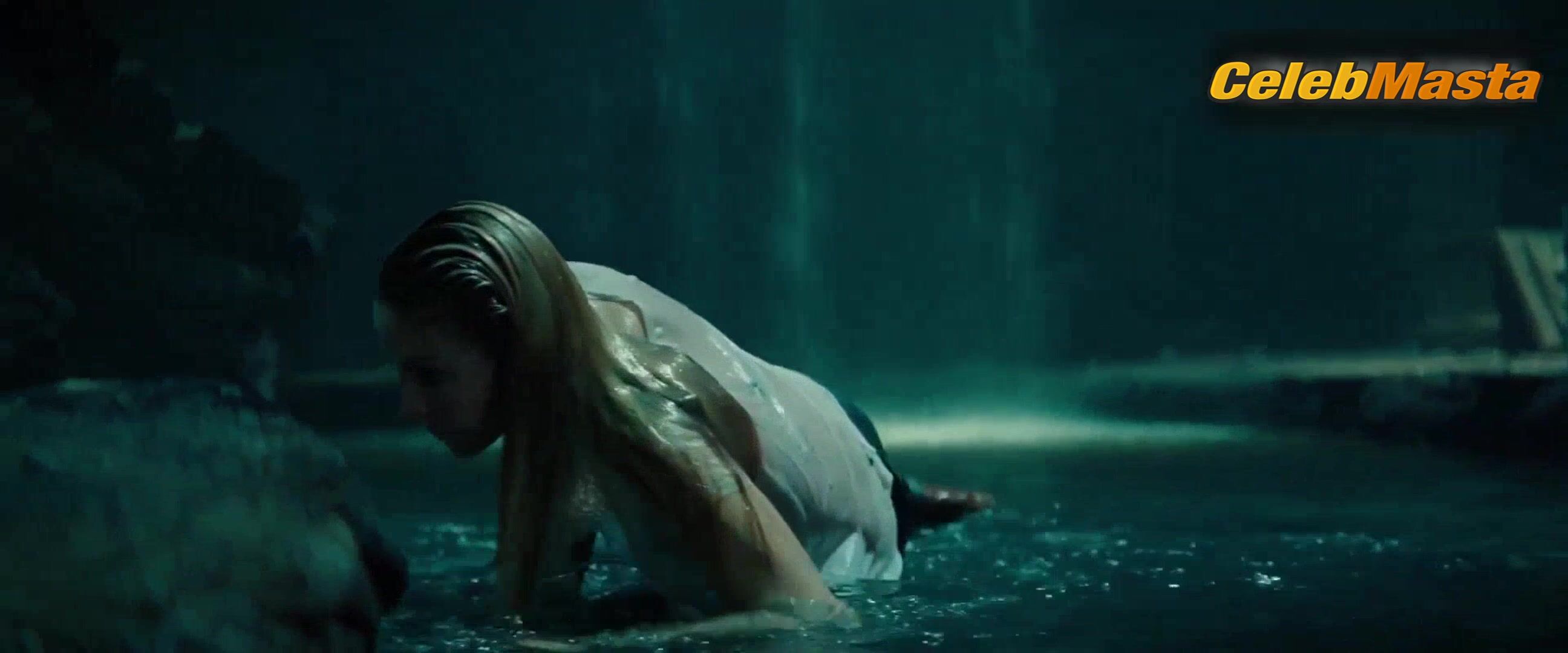 Annabelle Wallis Underwear Scene From The Mummy - Photo 2 of 5 photo 1