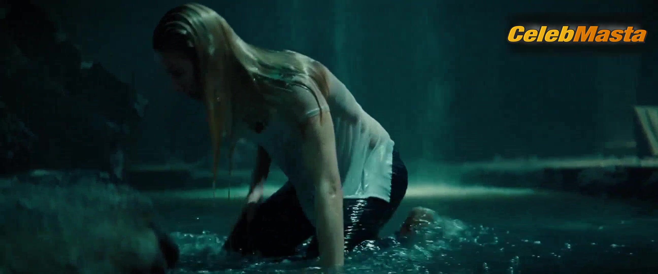 Annabelle Wallis Underwear Scene From The Mummy - Photo 2 of 5