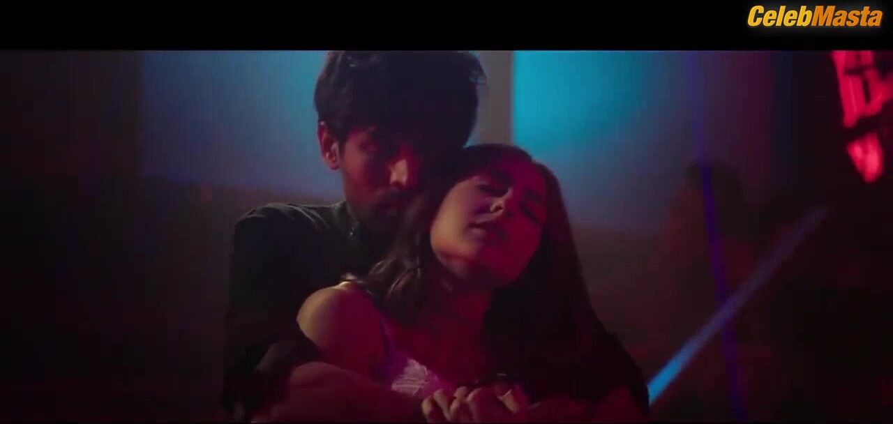 Sara Ali Khan Steamy Scene In Love Aaj Kal - Photo 2 of 5 photo 1
