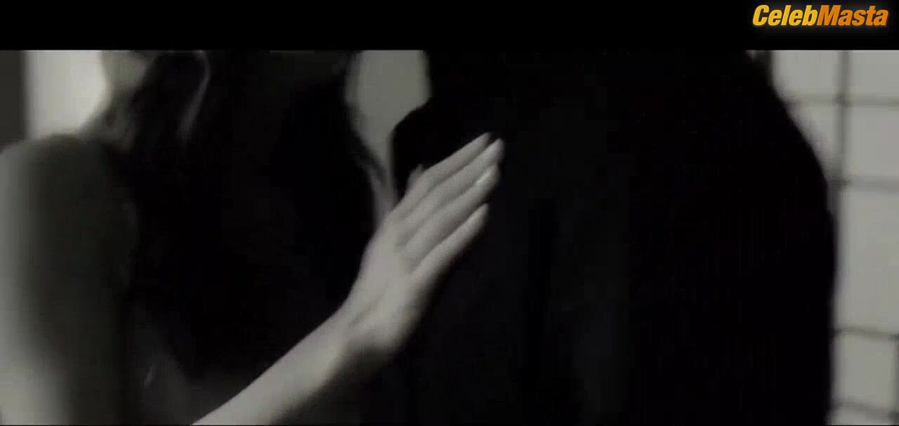 Sara Ali Khan Steamy Scene In Love Aaj Kal - Photo 2 of 5