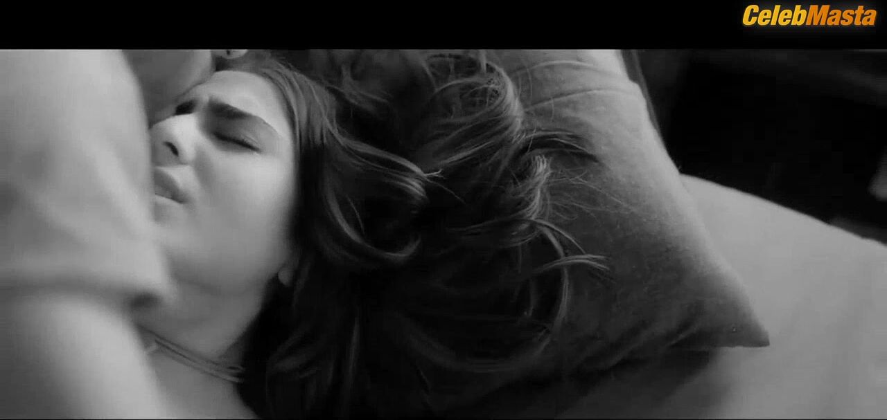 Sara Ali Khan Steamy Scene In Love Aaj Kal - Photo 2 of 5 photo 5