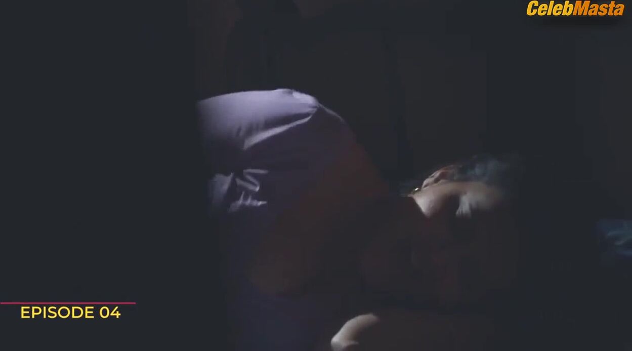 Priya Gamre Bares Sexy Scene In Maa Devrani Beti Jethani - Photo 2 of 5 photo 1