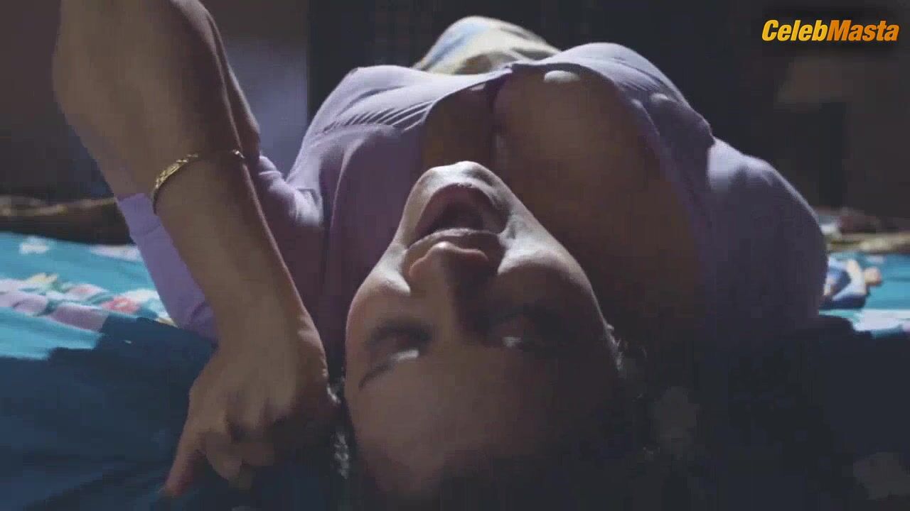 Priya Gamre Bares Sexy Scene In Maa Devrani Beti Jethani - Photo 2 of 5
