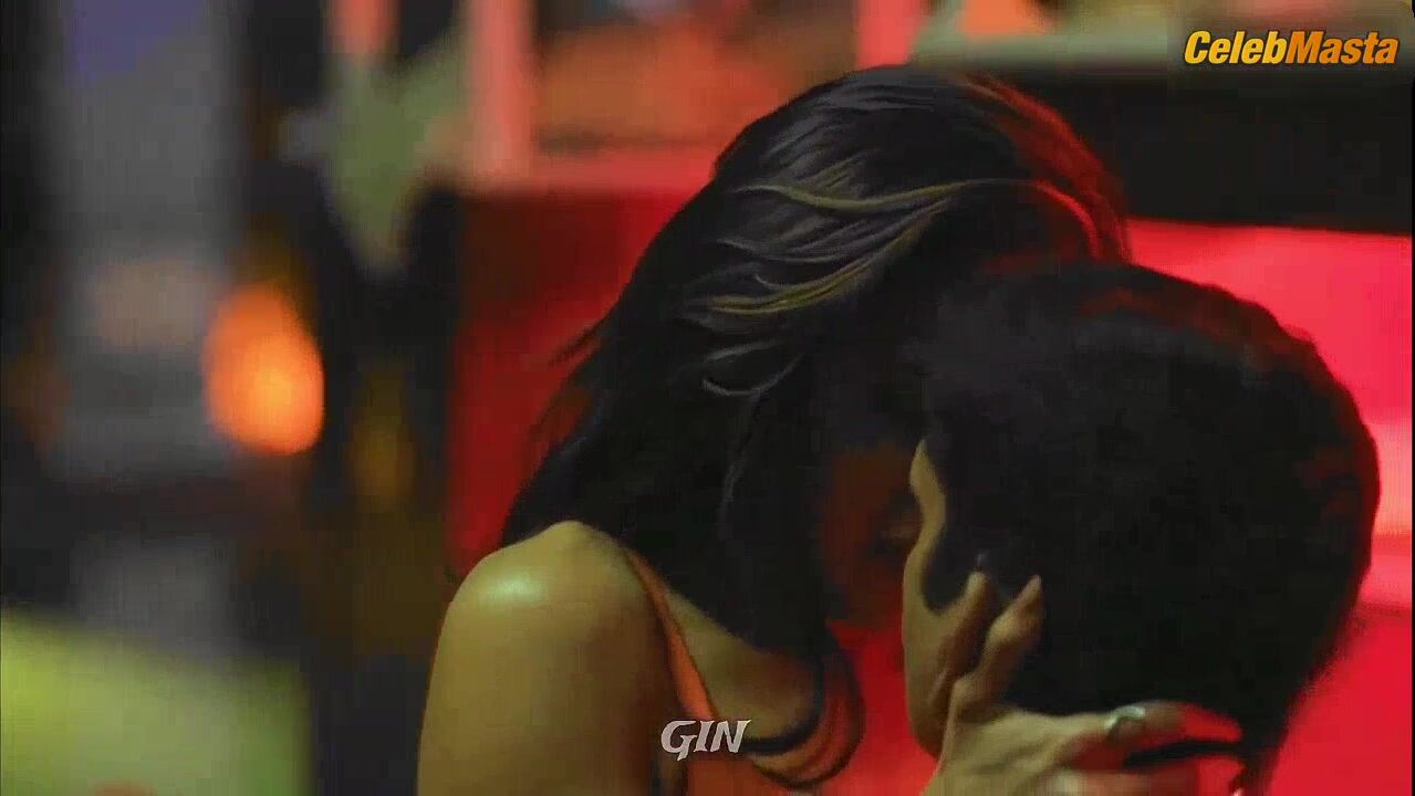 Sara Ali Khan Swimsuit And Underwear Scene In Murder - Photo 2 of 5 photo 5