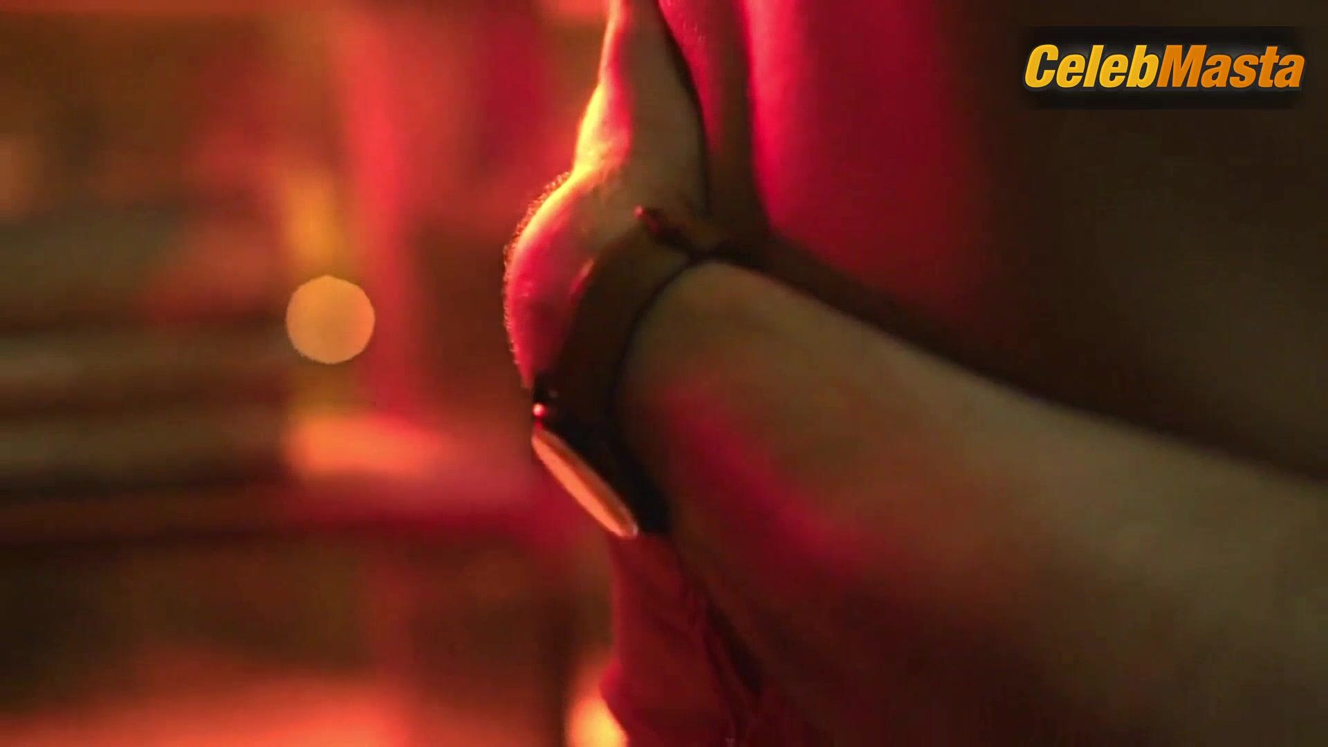 Sara Ali Khan Flaunts Booty And Boobs Scene In Murder - Photo 2 of 5 photo 4