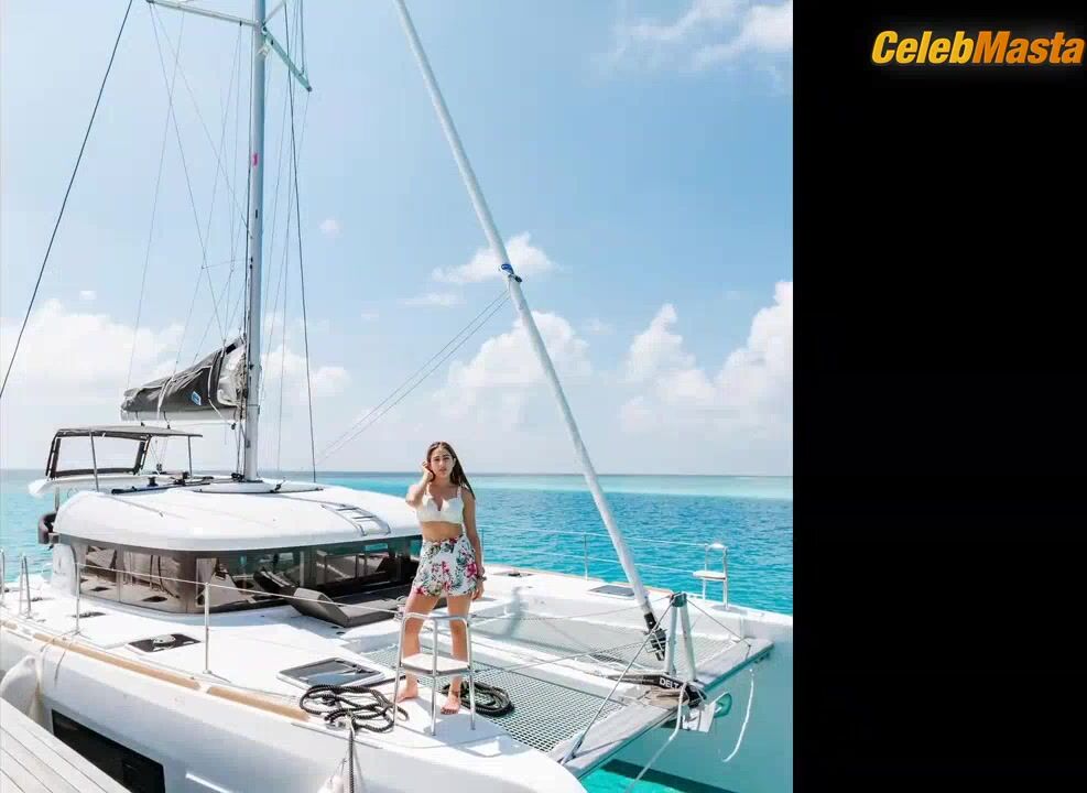 Sara Ali Khan Tits Scene, Hot Sexy Bold October December - Photo 2 of 5 photo 1