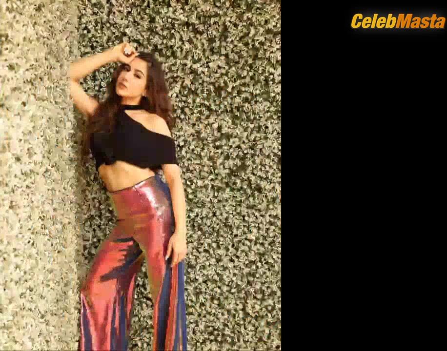 Sara Ali Khan Tits Scene From Hot Sexy Bold 2018 - Photo 2 of 5 photo 1