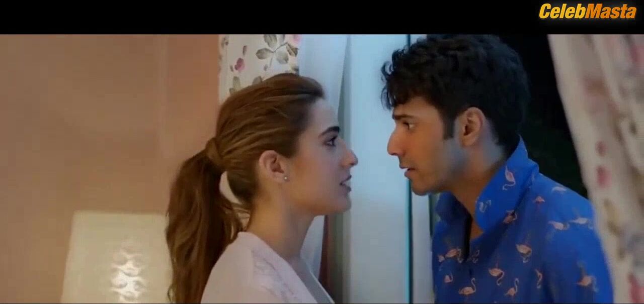 Sara Ali Khan Sexy Scene From Coolie No.1 - Photo 2 of 5 photo 1