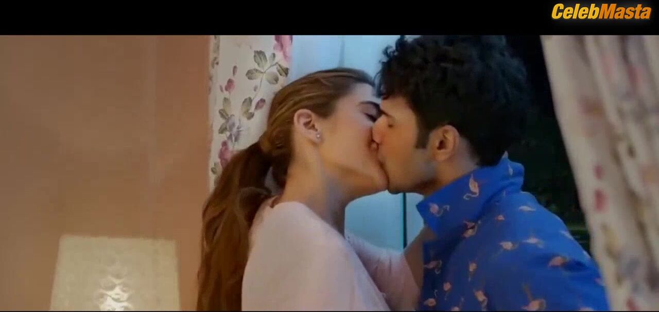 Sara Ali Khan Sexy Scene From Coolie No.1 - Photo 2 of 5