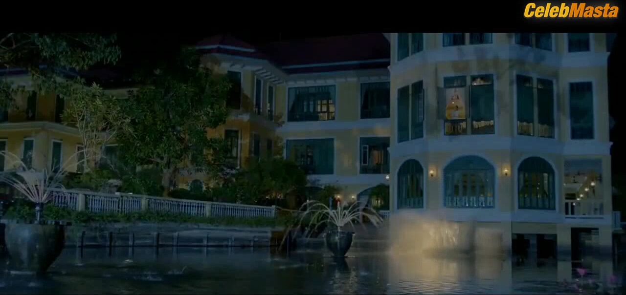 Sara Ali Khan Sexy Scene From Coolie No.1 - Photo 2 of 5 photo 5