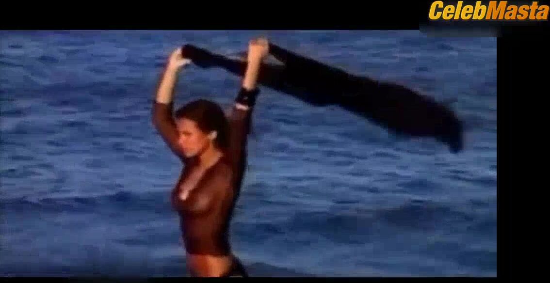 Elisabetta Canalis Tits Scene From Everyday Italian - Photo 1 of 5 photo 2