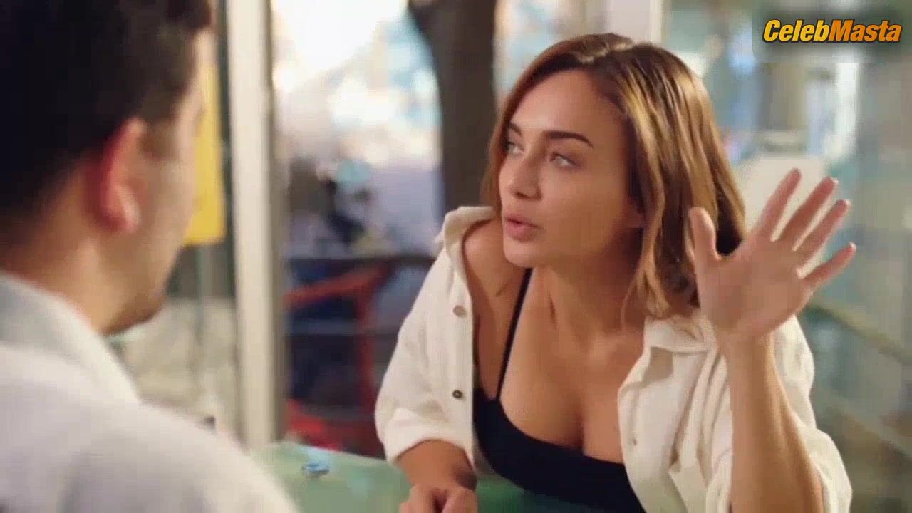 Damla Sonmez Tits, Swimsuit Scene In Maviye Surgun - Photo 5 of 5 photo 4