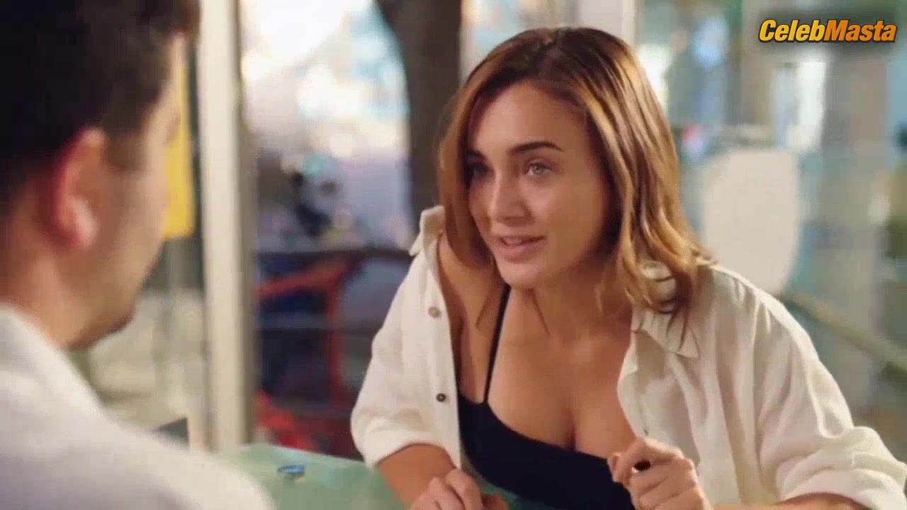Damla Sonmez Tits, Swimsuit Scene In Maviye Surgun - Photo 5 of 5