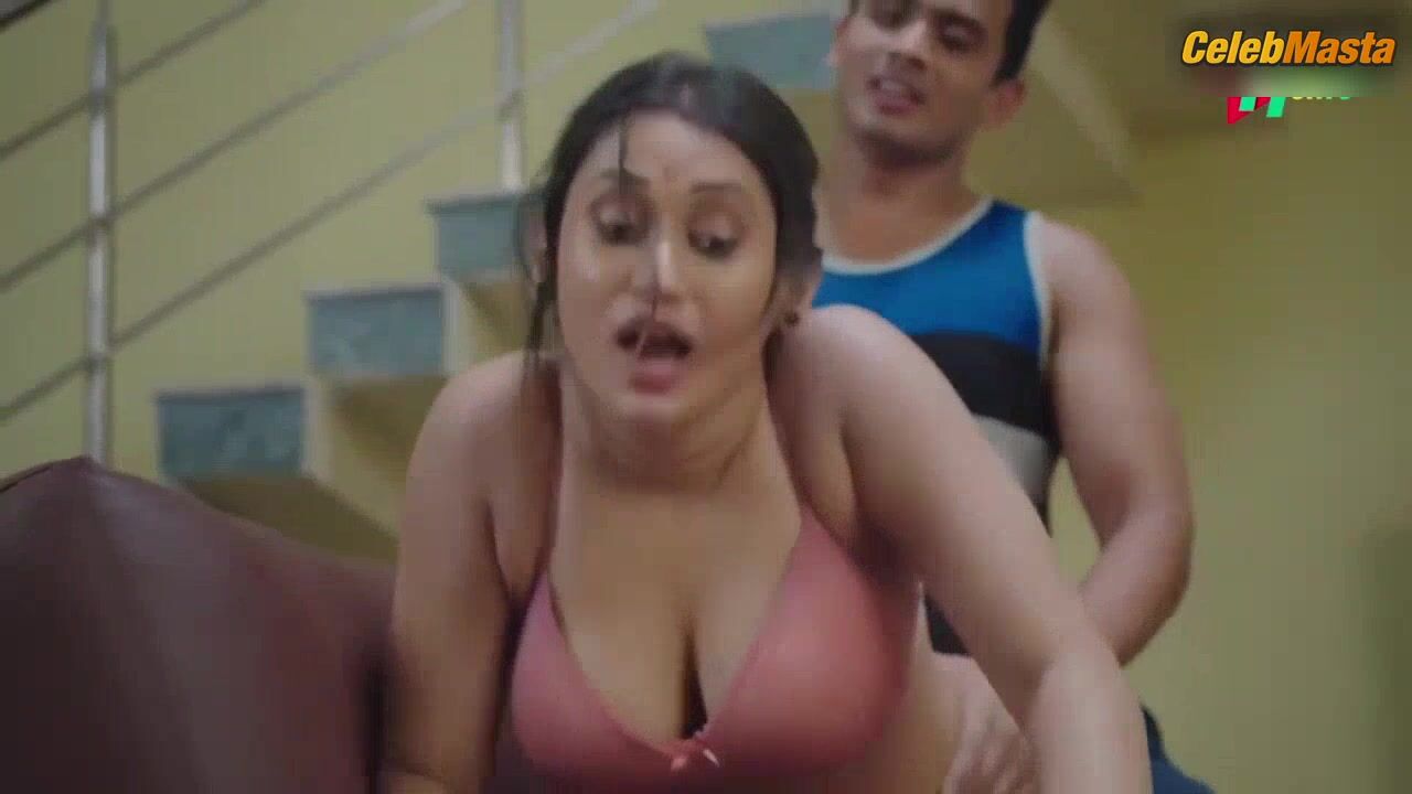 Priyanka Biswas Bares Butt, Boobs Scene In Kaam Wali Manju 2 - Photo 1 of 5 photo 5