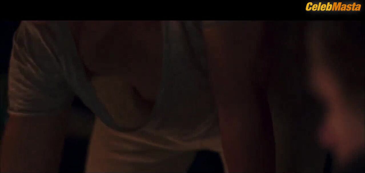 Cecile De France Boobs, Bush Scene In La Passagere - Photo 1 of 5