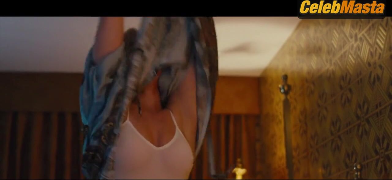 Jennifer Lawrence Sexy Scene From American Hustle - Photo 2 of 5 photo 3