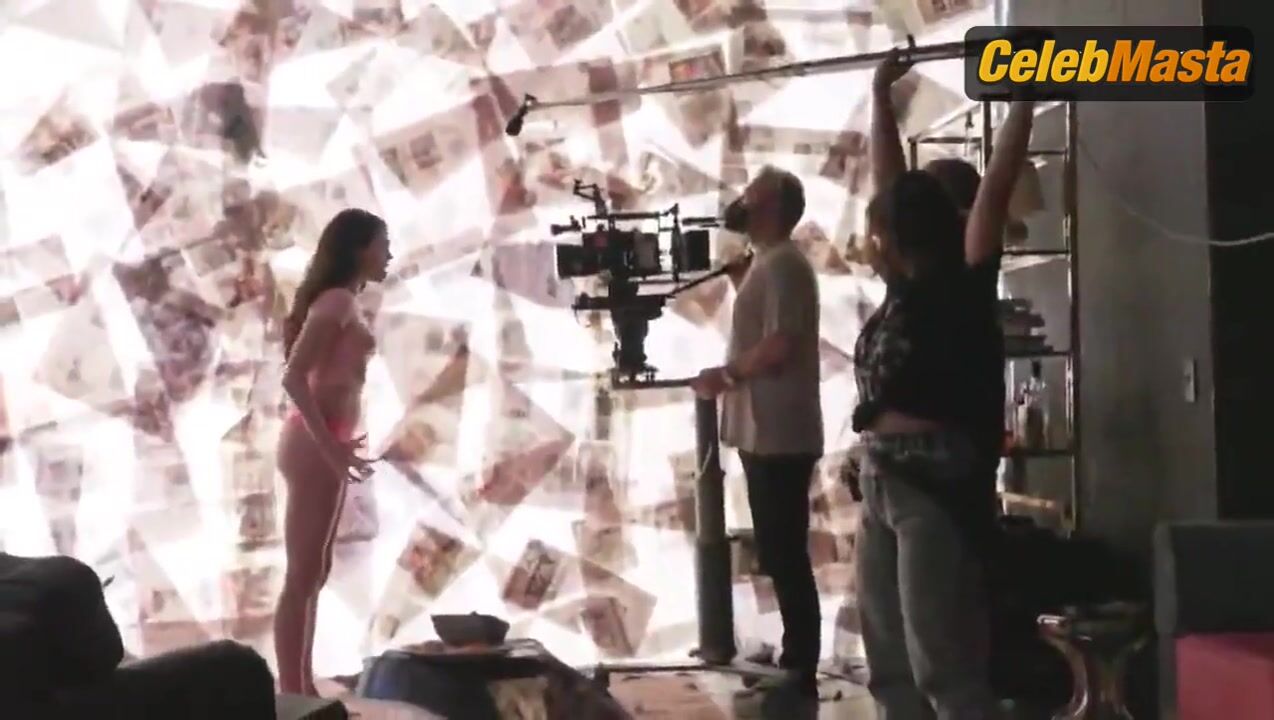 Margaret Qualley Bikini Scene In The Substance - Photo 3 of 5 photo 4