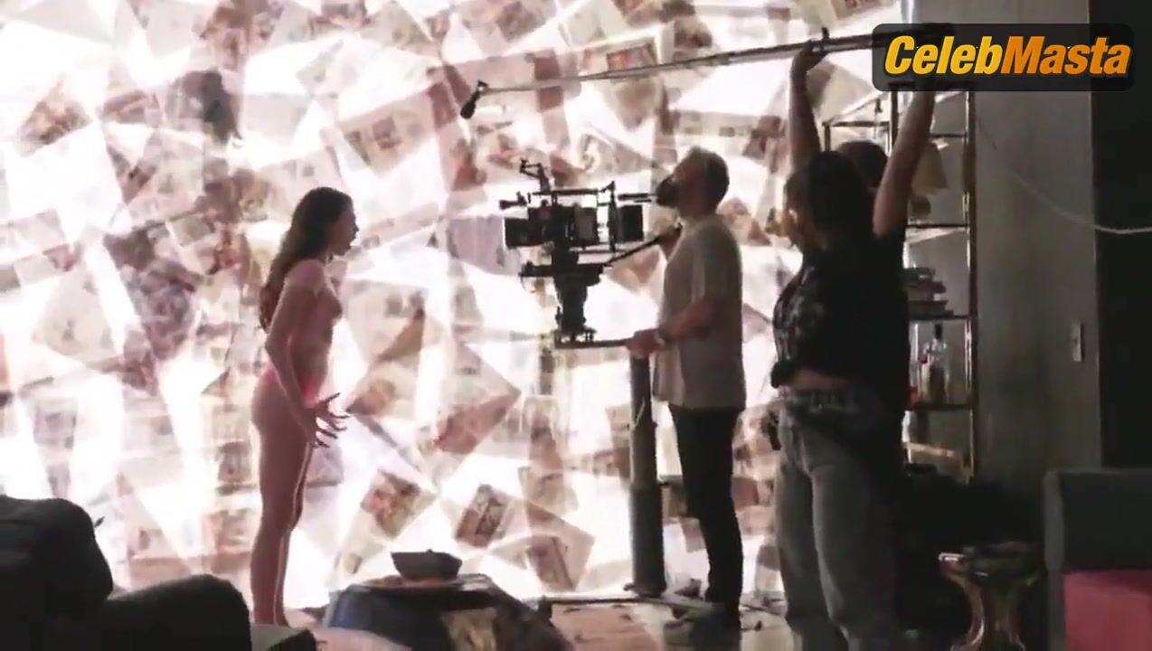 Margaret Qualley Bikini Scene In The Substance - Photo 3 of 5 photo 5
