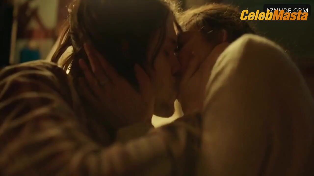 Margaret Qualley ’s Sexy Scene From Maid - Photo 1 of 5 photo 2