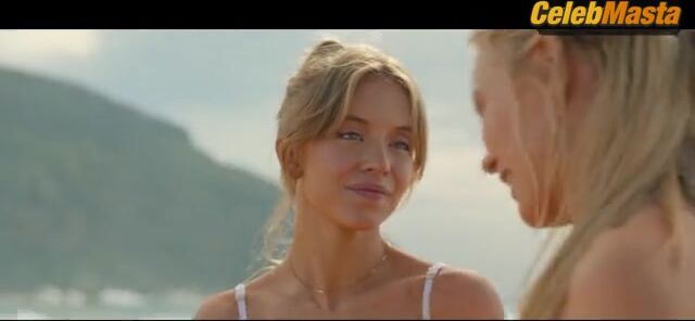 Hadley Robinson Sydney Sweeney And Swimsuit Scene From - Photo 1 of 5 photo 3