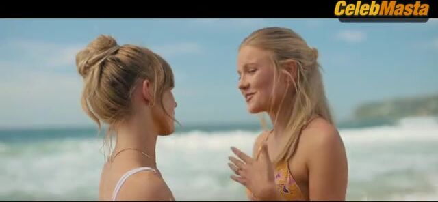Hadley Robinson Sydney Sweeney And Swimsuit Scene From - Photo 1 of 5 photo 4