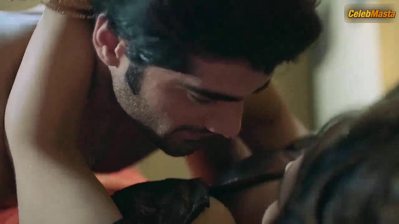 Jinnie Jaaz Displays Boobs Scene In Charmsukh - Photo 1 of 5 photo 5