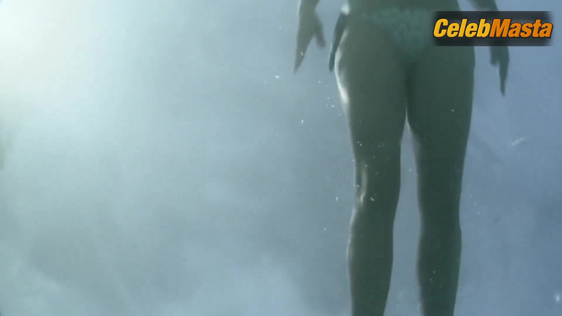Emmanuelle Vaugier ’s Tits, Swimsuit Scene From A Trace - Photo 3 of 5 photo 1