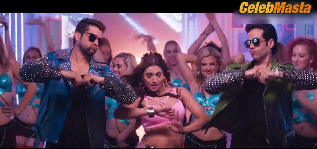 Gauhar Khan ’s Sexy Scene From Kya Kool Hain Hum 3 - Photo 2 of 5 photo 1
