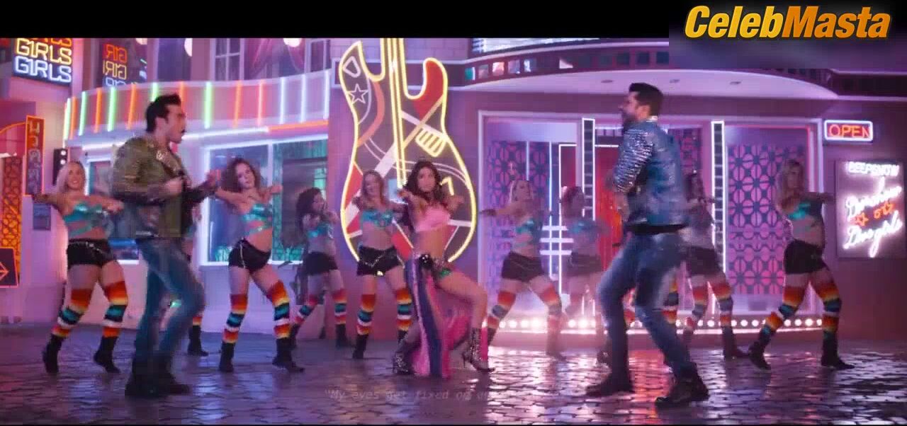 Gauhar Khan ’s Sexy Scene From Kya Kool Hain Hum 3 - Photo 2 of 5