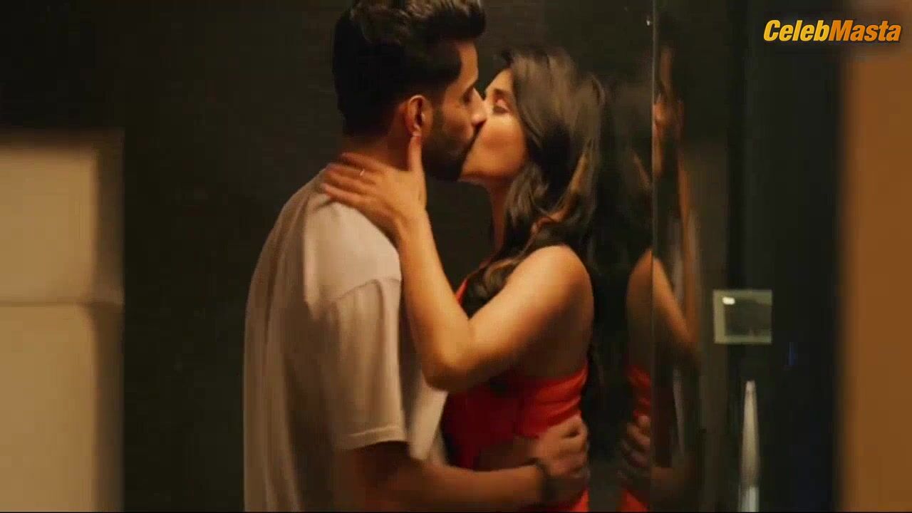 Kanika Mann ’s Hot Scene In Fuh Se Fantasy - Photo 1 of 5 photo 2