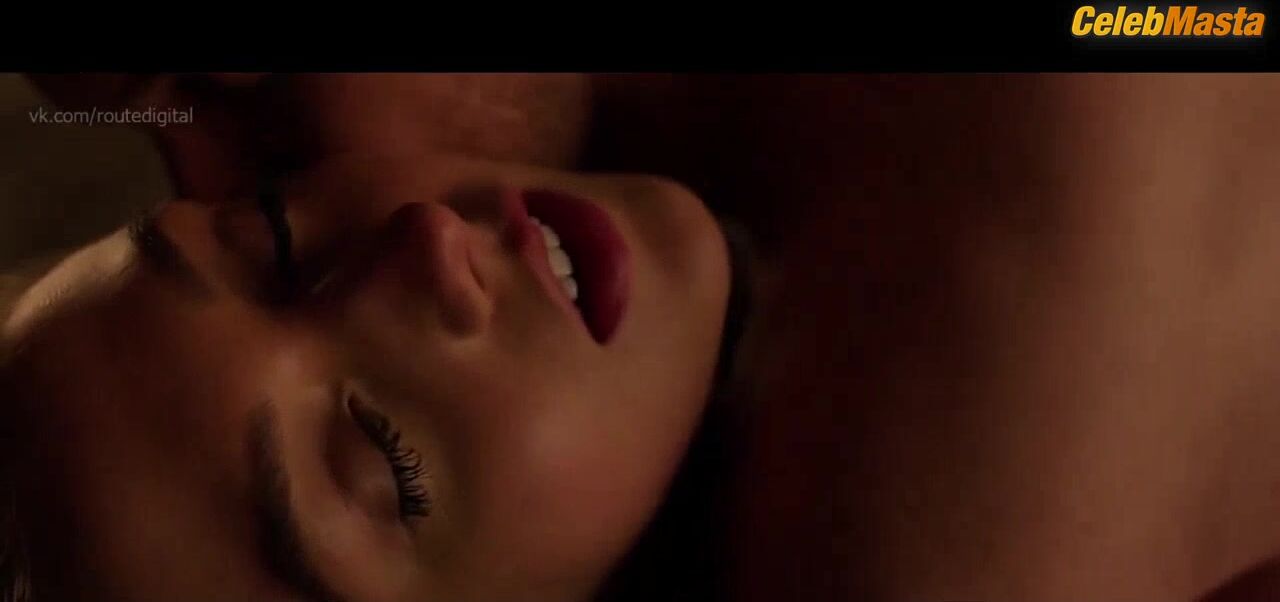 Lilly Krug Boobs Scene In Shattered - Photo 1 of 5 photo 2