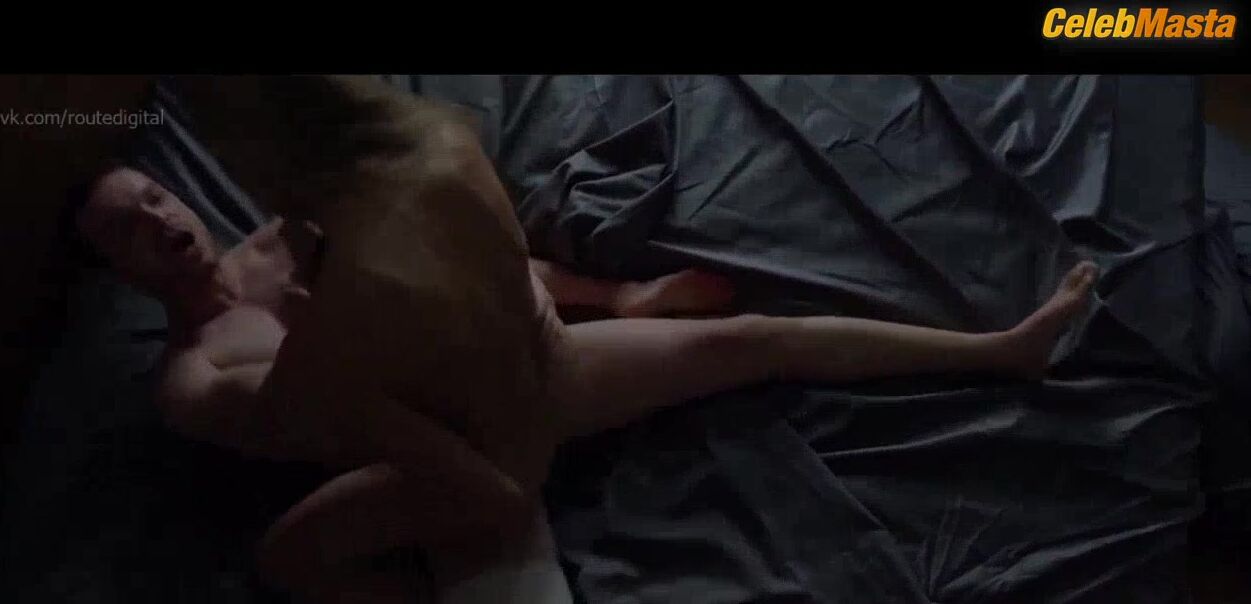 Lilly Krug Boobs Scene In Shattered - Photo 1 of 5 photo 4