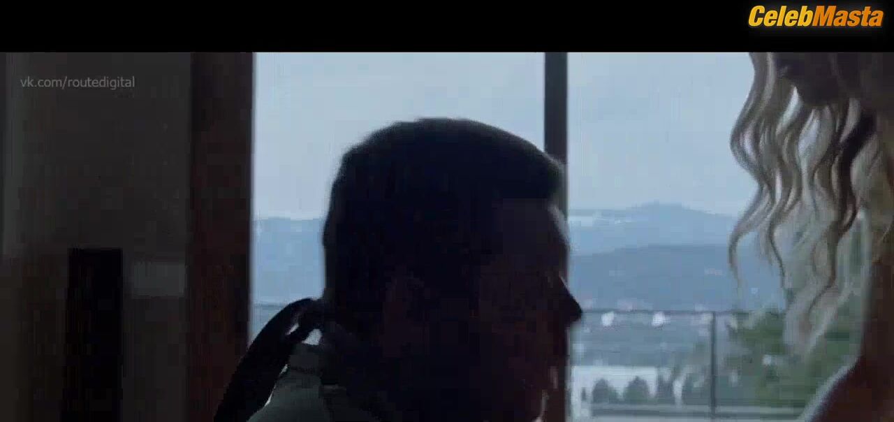 Lilly Krug Boobs Scene In Shattered - Photo 1 of 5 photo 5