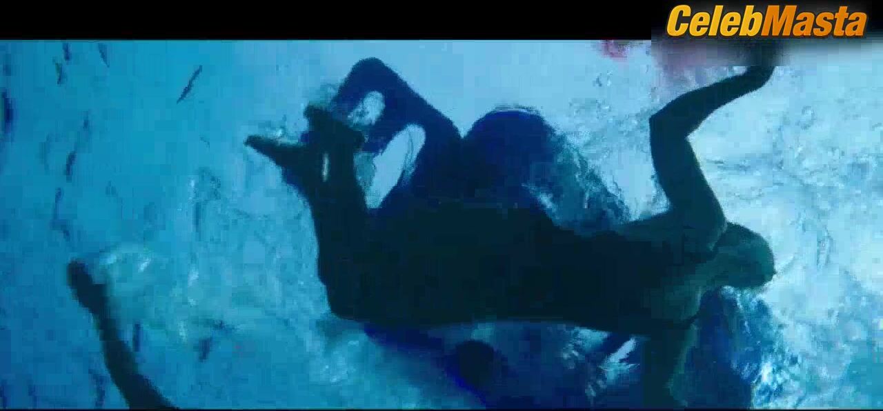 Claire Holt Mandy Moore And Swimsuit Scene In In The Deep - Photo 1 of 5 photo 2
