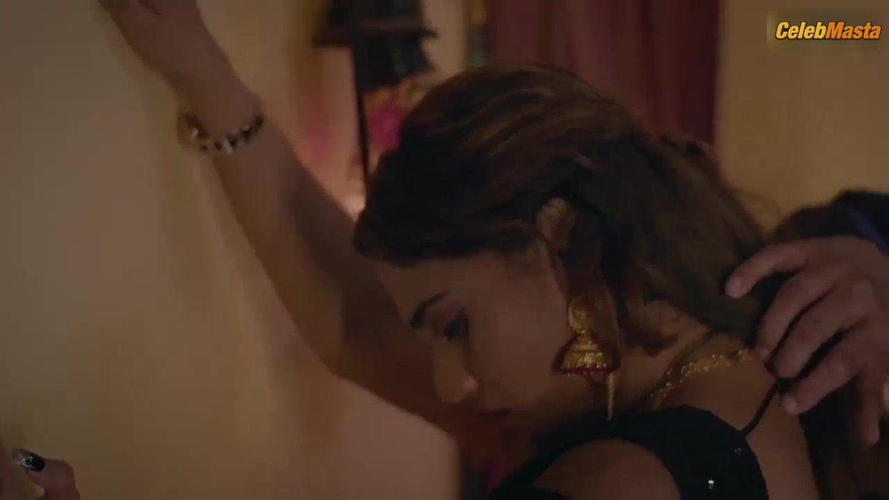 Jinnie Jaaz Exposes Boobs Scene In Charmsukh - Photo 2 of 5