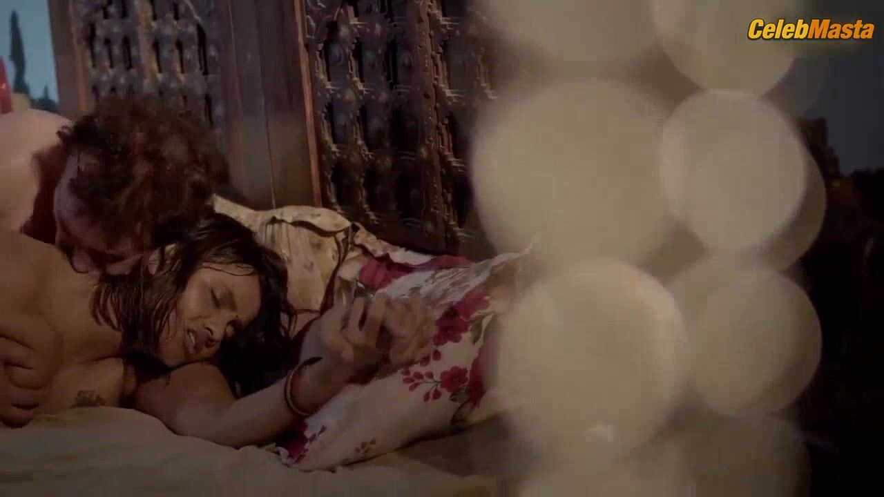 Jinnie Jaaz Flaunts Boobs Scene In Charmsukh - Photo 3 of 5 photo 5