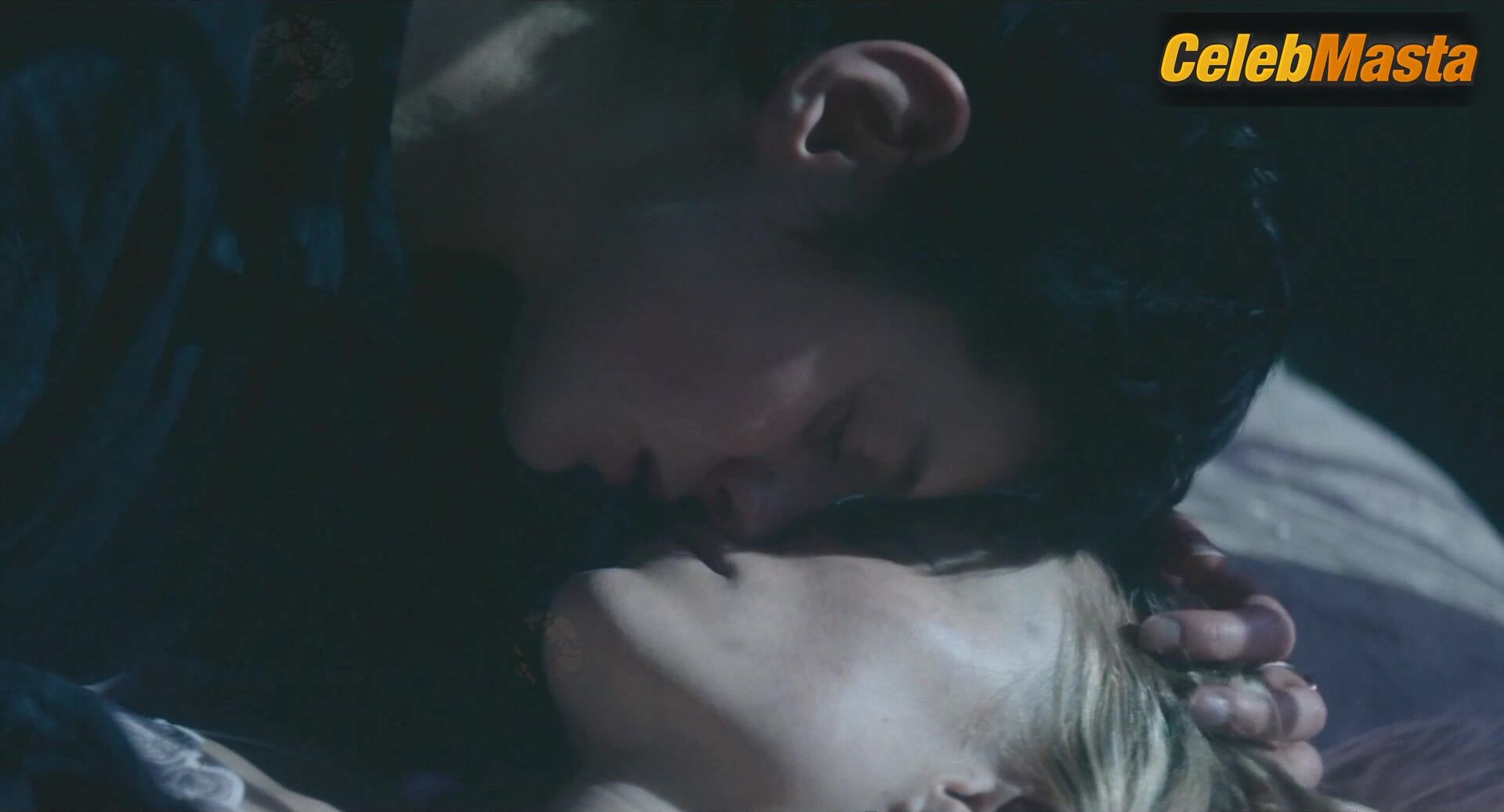 Emma Corrin And Maika Monroe Lesbian Sex Scene In 100 - Photo 1 of 5 photo 2
