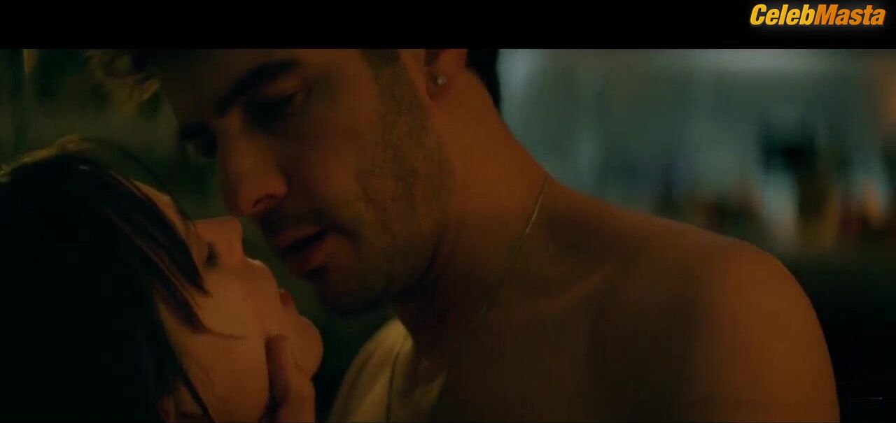Stacy Martin Tits And Underwear Scene From Joueurs - Photo 3 of 5 photo 2