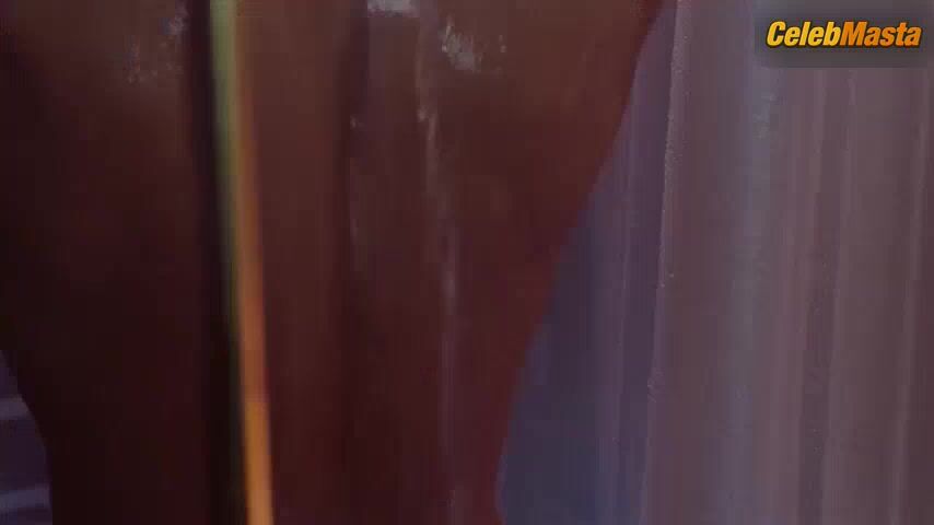 Erica Durance Reveals Sultry Scene In Smallville - Photo 1 of 5