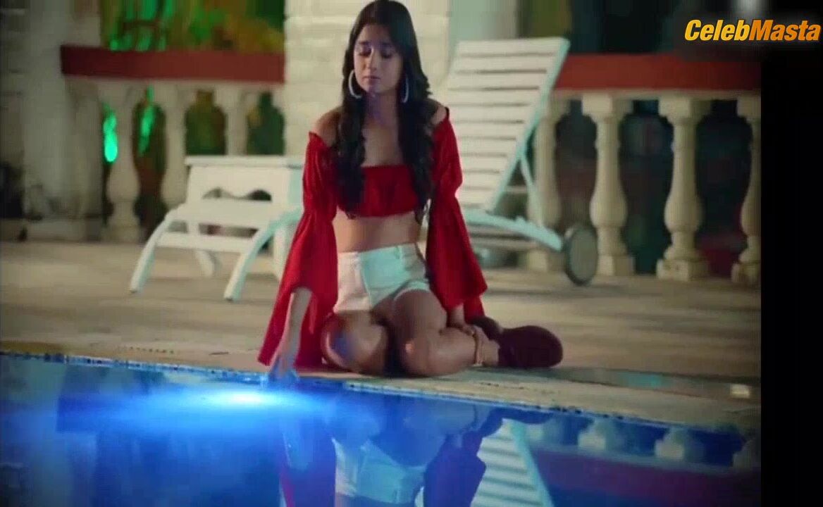 Kanika Mann Flaunts Bikini Scene In Roohaniyat - Photo 2 of 5 photo 1