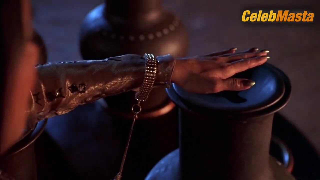 Kelly Hu Hot Scene In The Scorpion King - Photo 2 of 5