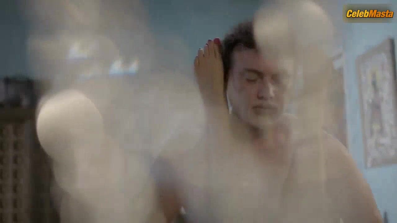 Jinnie Jaaz ’s Boobs Scene In Charmsukh - Photo 2 of 5