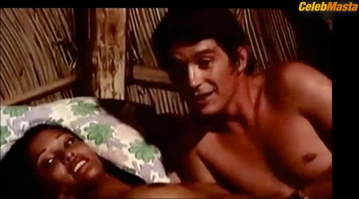 Laura Gemser Shows Butt, Breasts Scene In Amore Libero - Photo 2 of 5 photo 4
