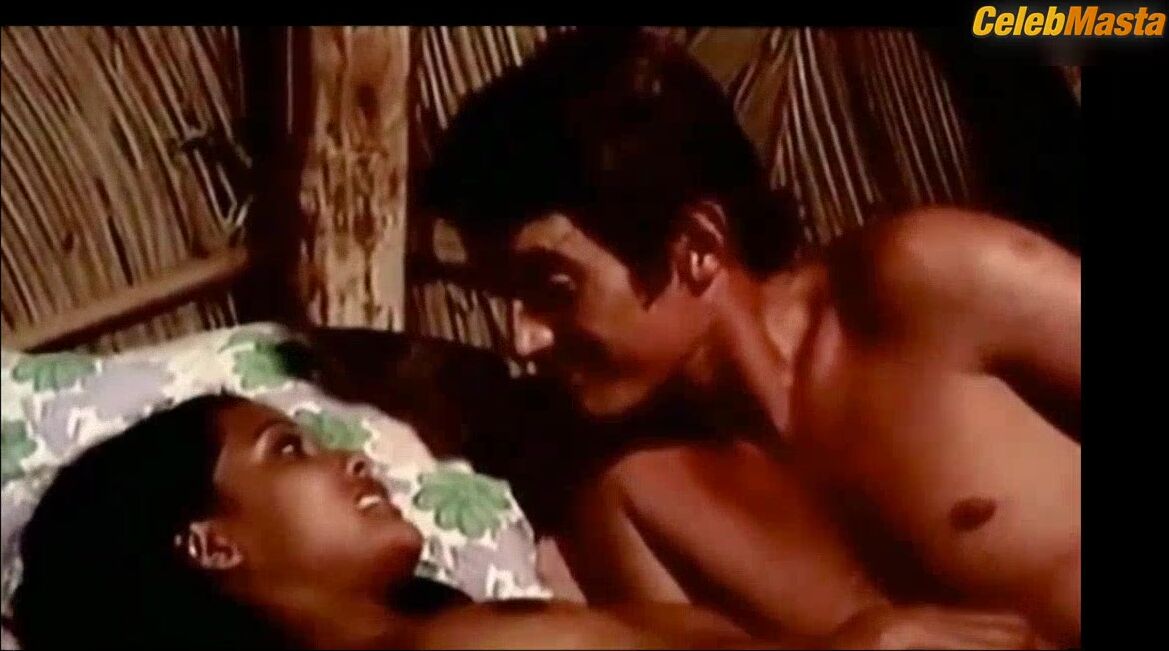 Laura Gemser Shows Butt, Breasts Scene In Amore Libero - Photo 2 of 5 photo 5