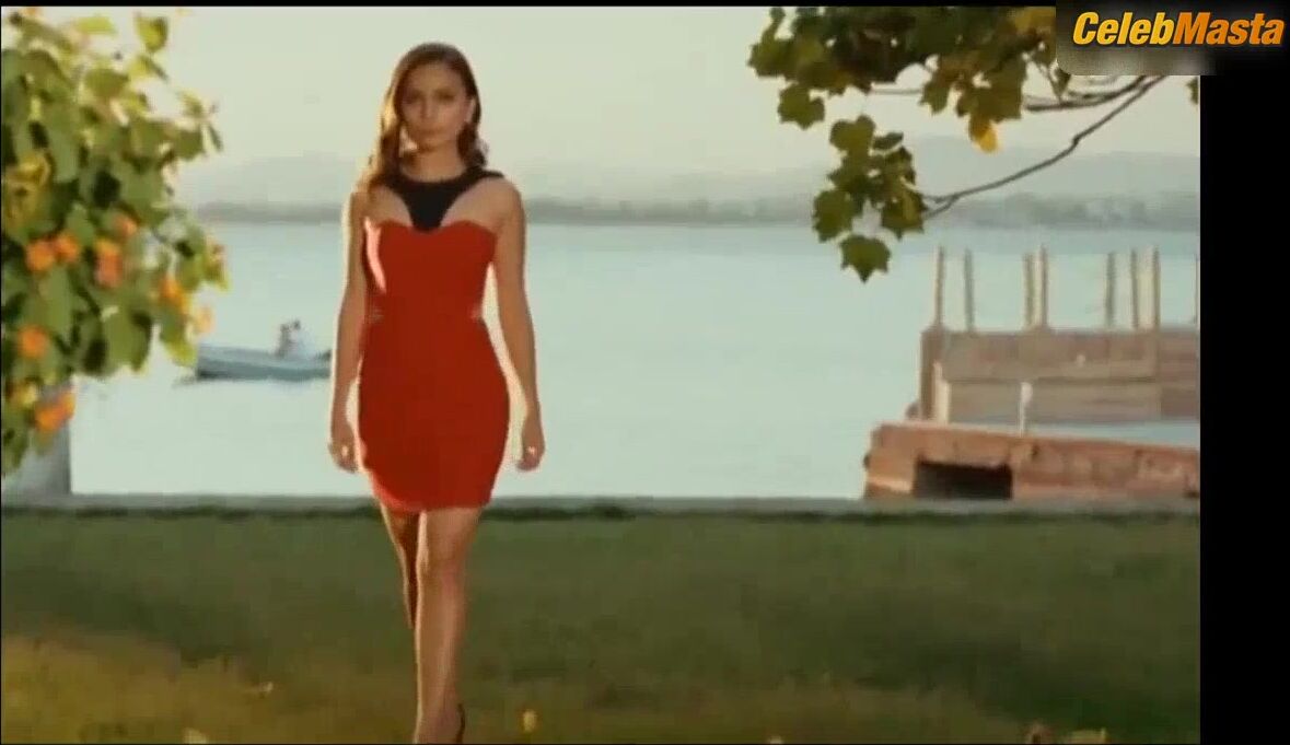Damla Sonmez Sexy Scene From Gullerin Savasi - Photo 5 of 5 photo 1