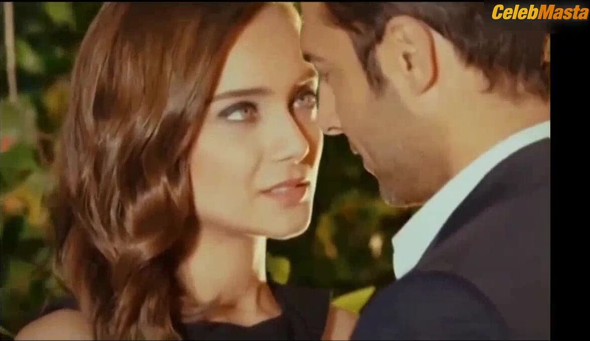 Damla Sonmez Sexy Scene From Gullerin Savasi - Photo 5 of 5 photo 2