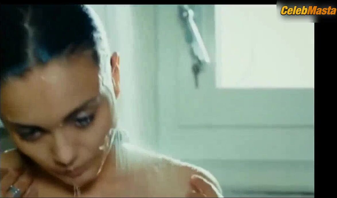 Damla Sonmez Sexy Scene From Gullerin Savasi - Photo 5 of 5